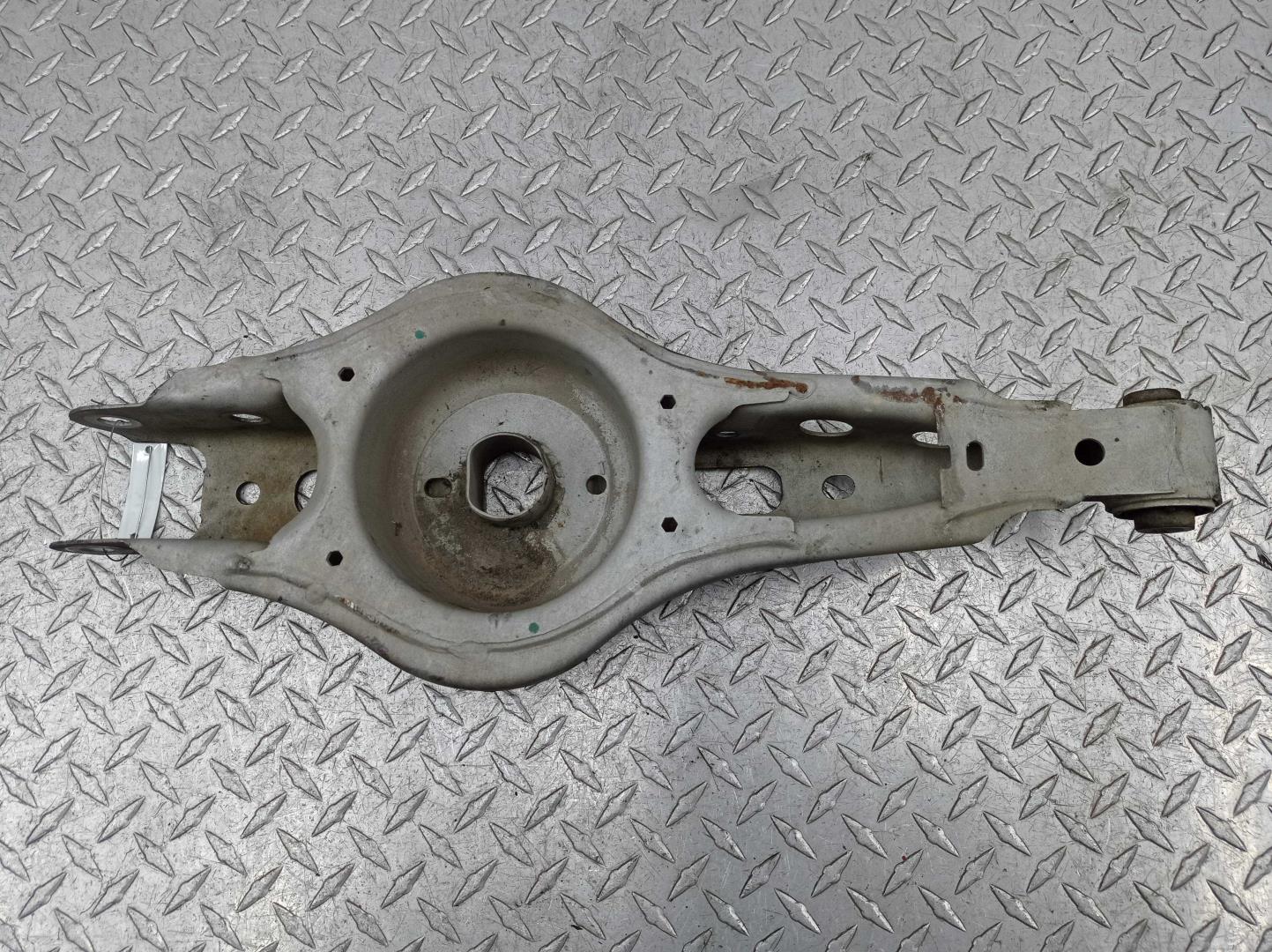 Рычаг задний нижний правый