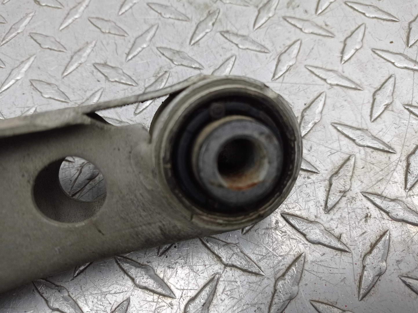 Рычаг задний нижний правый