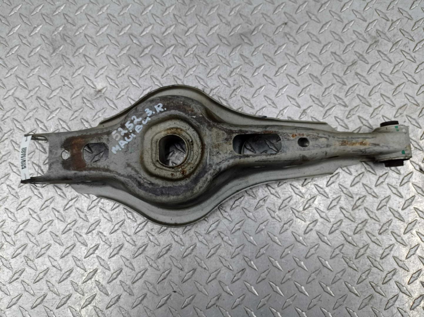 Рычаг задний нижний правый