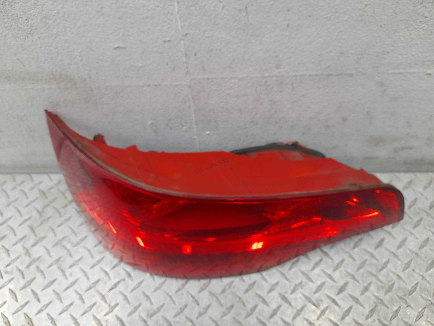 Фонарь задний наружный левый