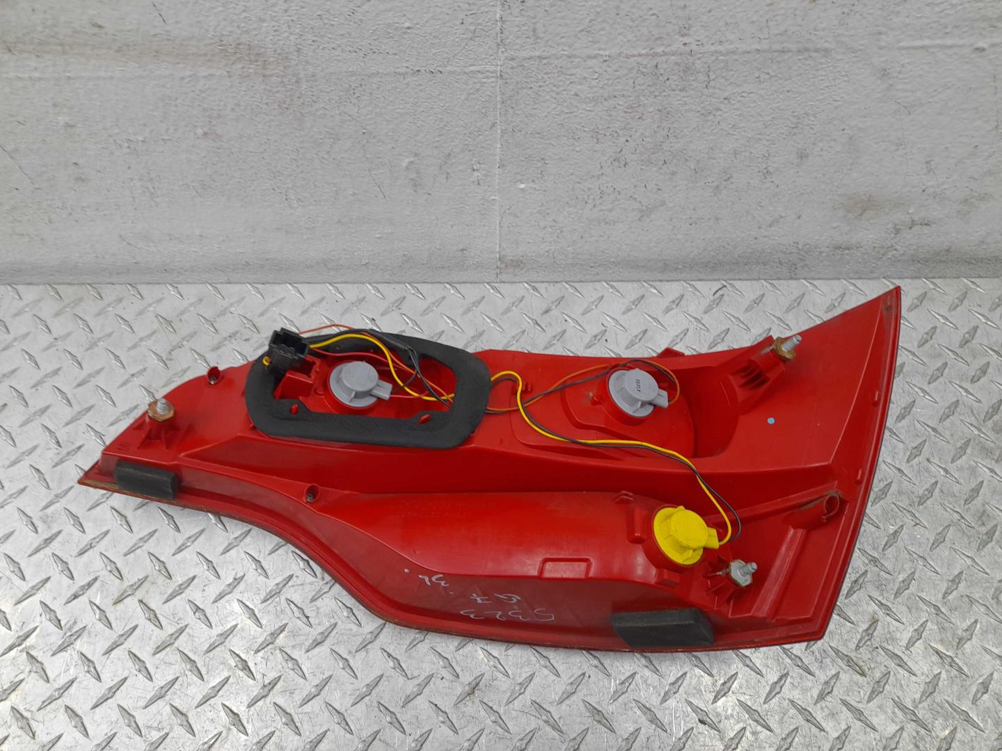 Фонарь задний наружный левый