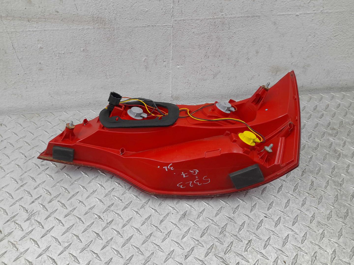 Фонарь задний наружный левый