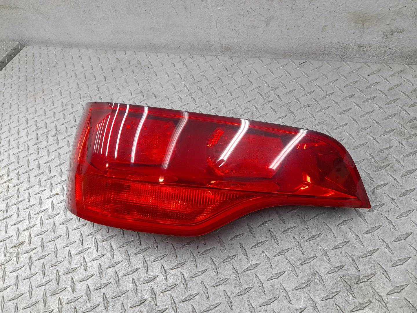 Фонарь задний наружный левый