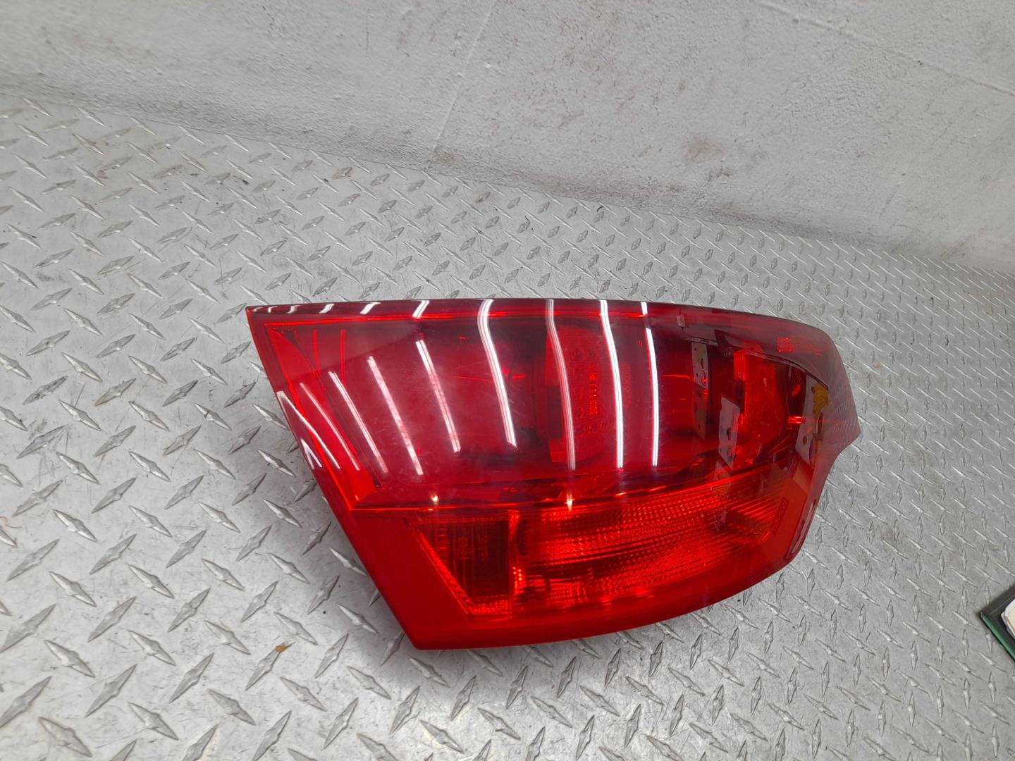 Фонарь задний наружный левый