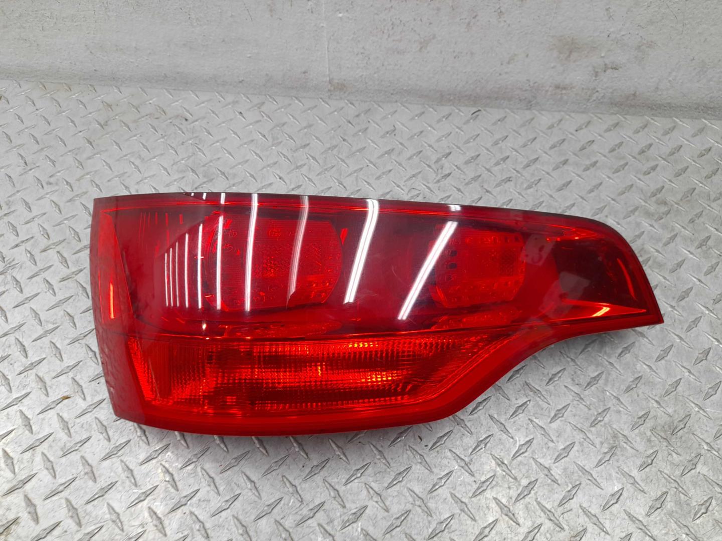 Фонарь задний наружный левый