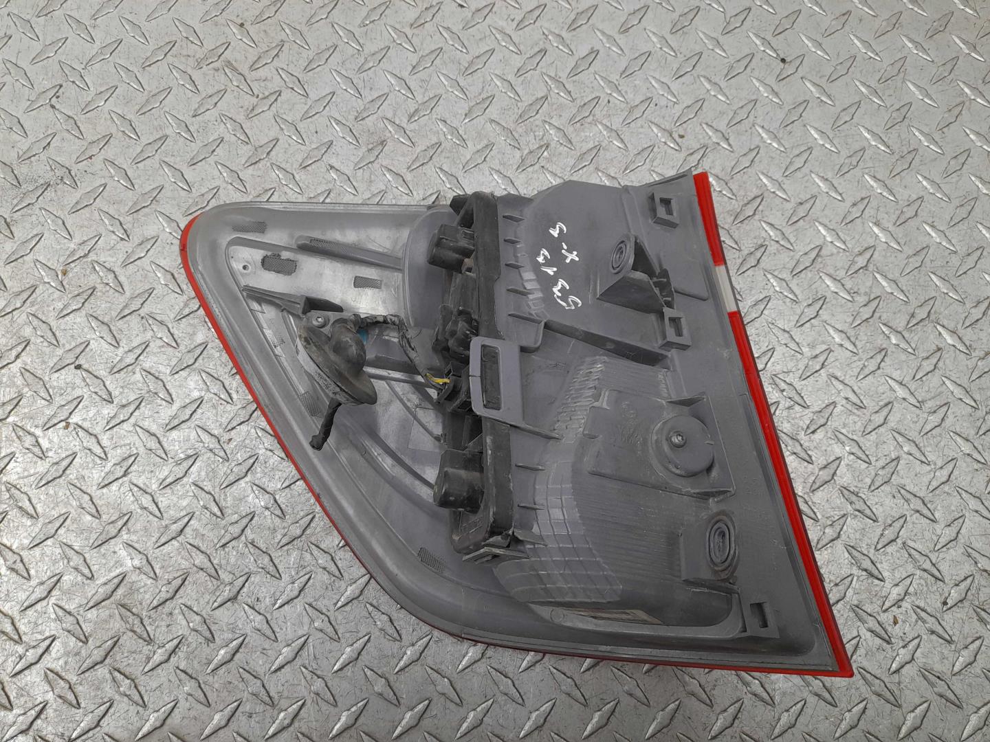 Фонарь задний наружный правый