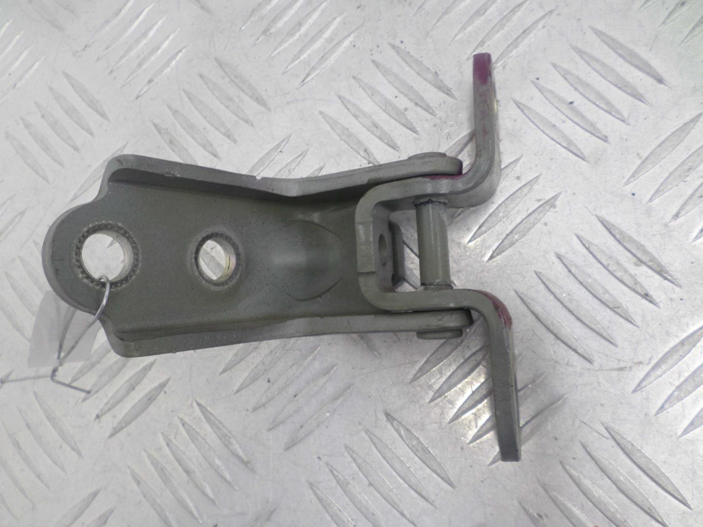 Петля двери передней