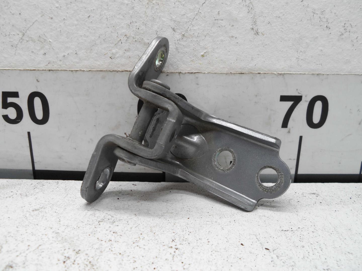 Петля двери