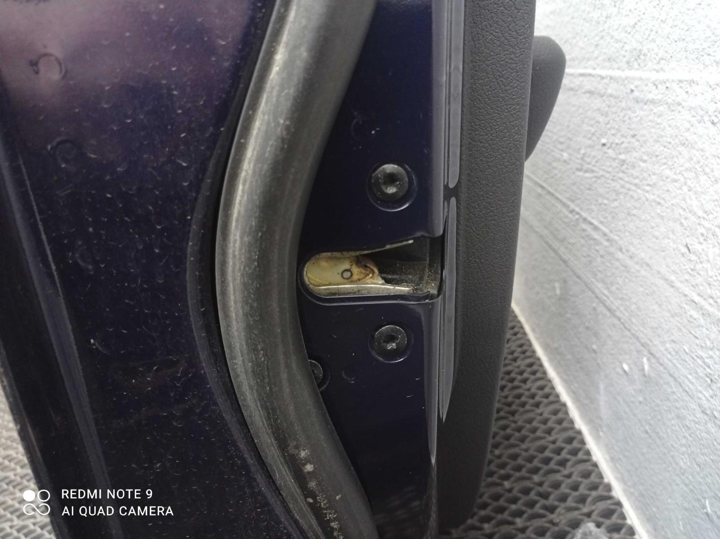 Замок двери передней левой