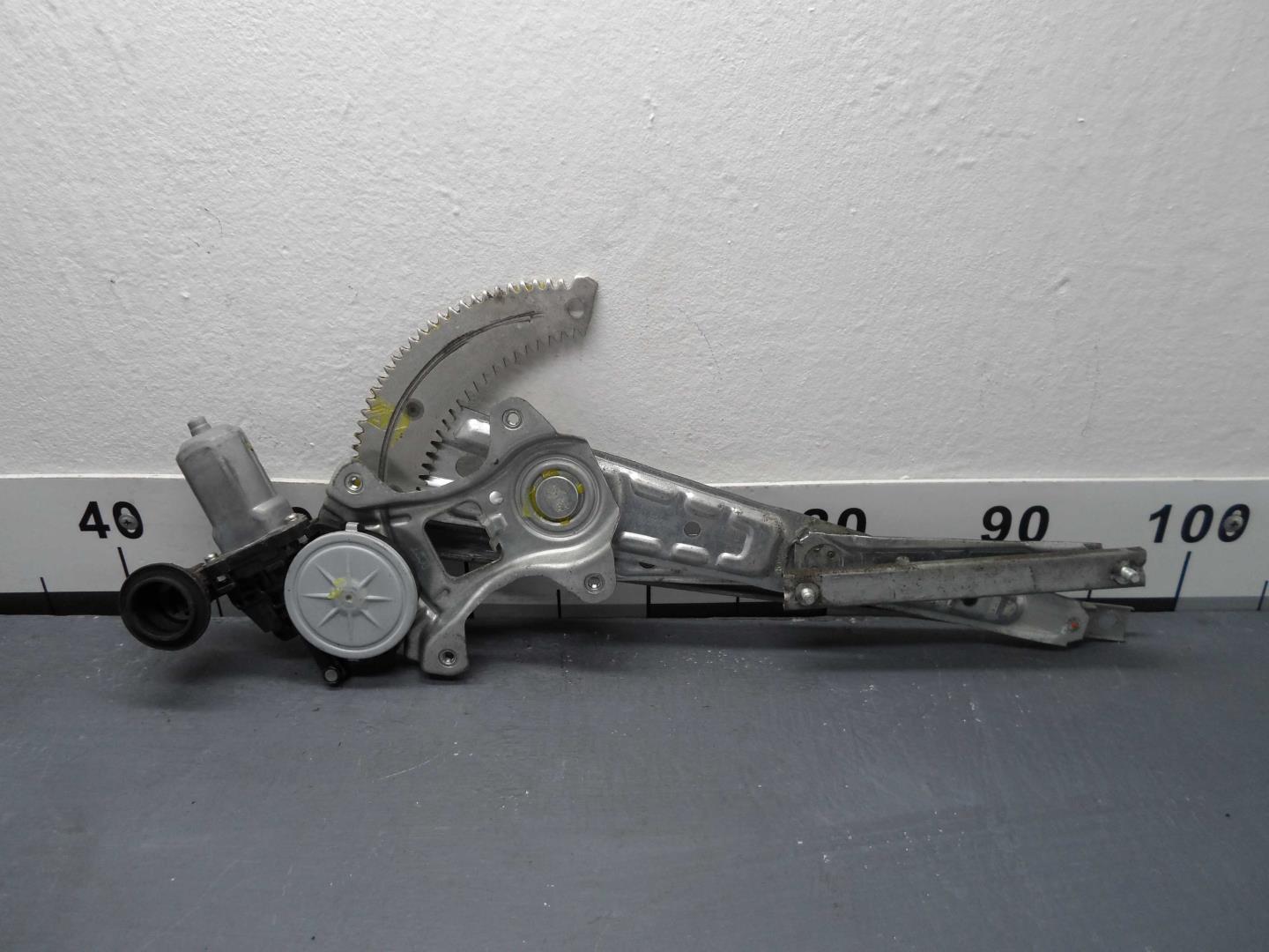 Стеклоподъемник электр. задний правый