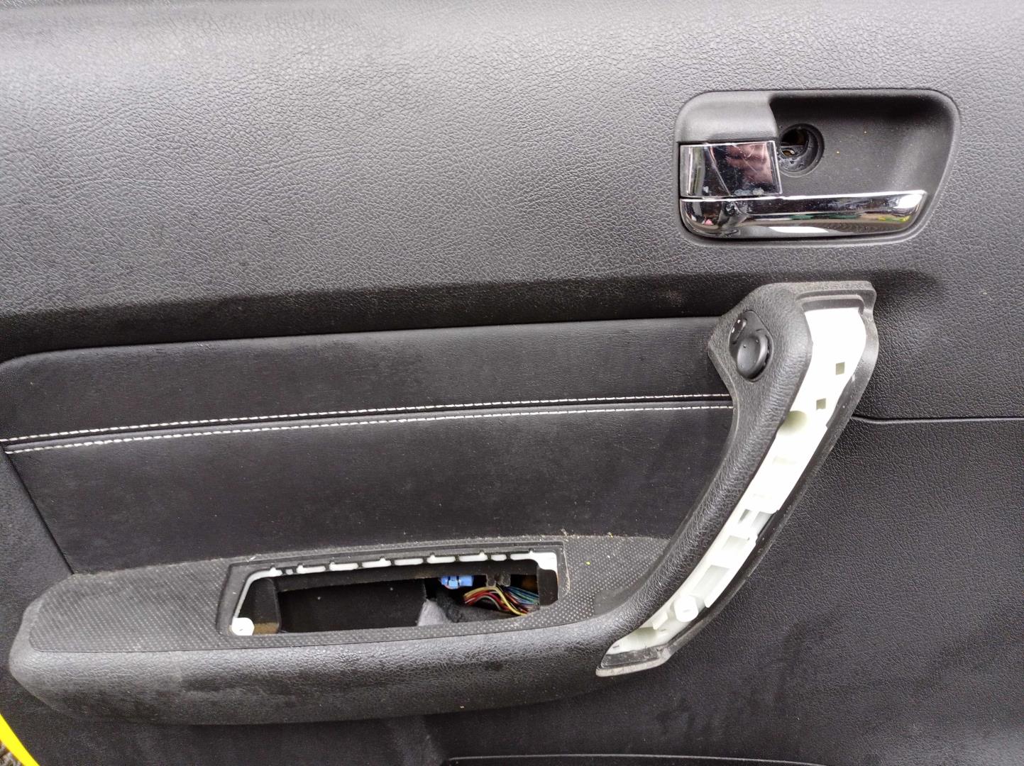 Петля двери передней