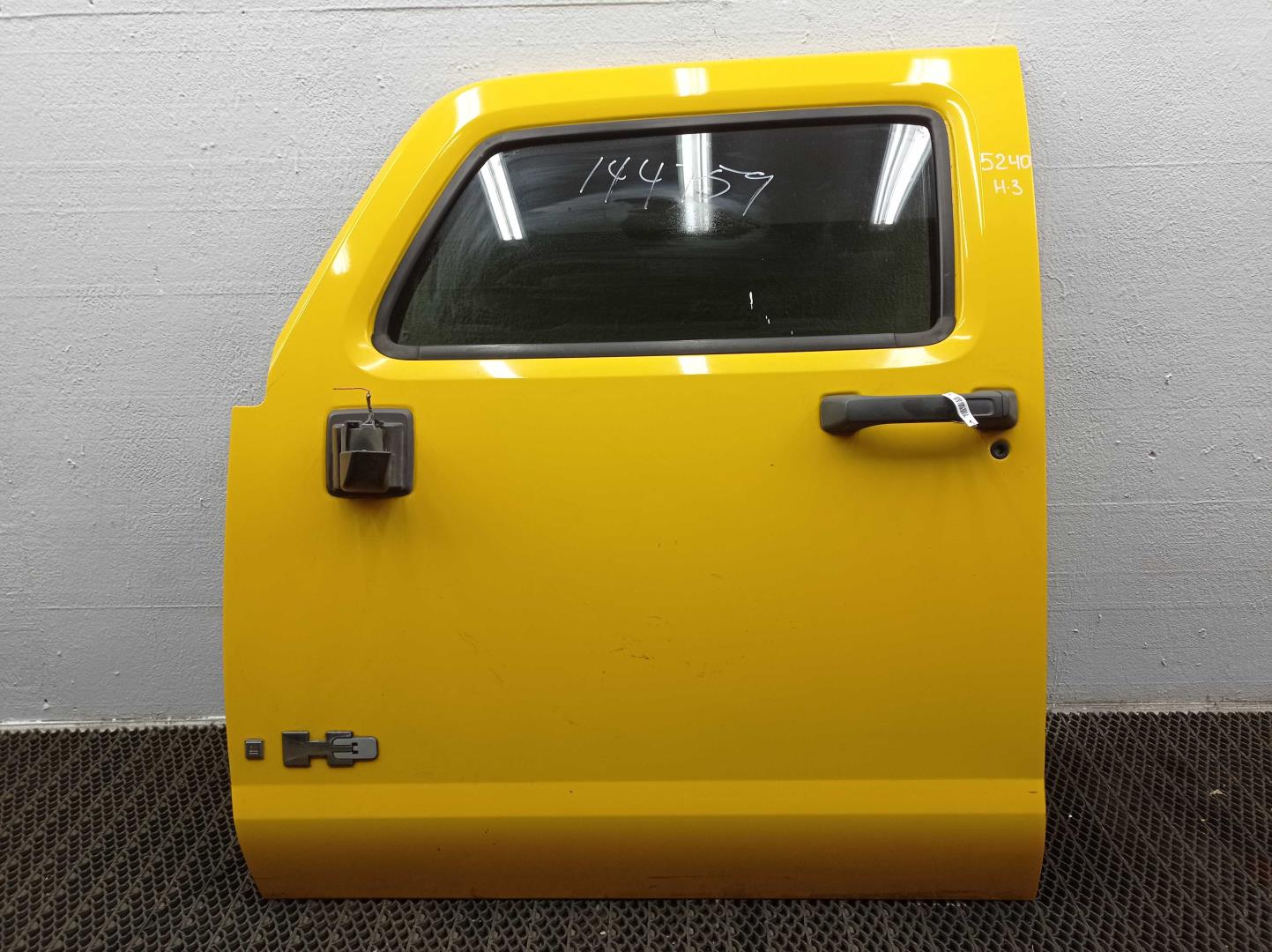 Петля двери передней