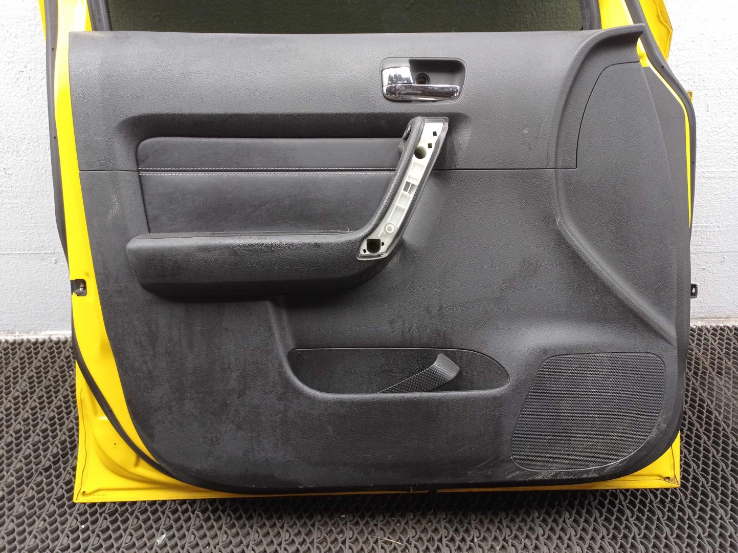 Петля двери передней