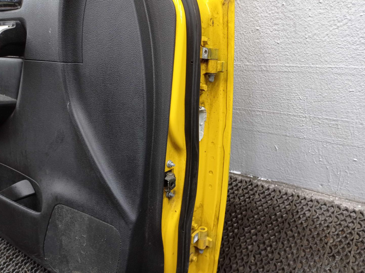 Петля двери передней