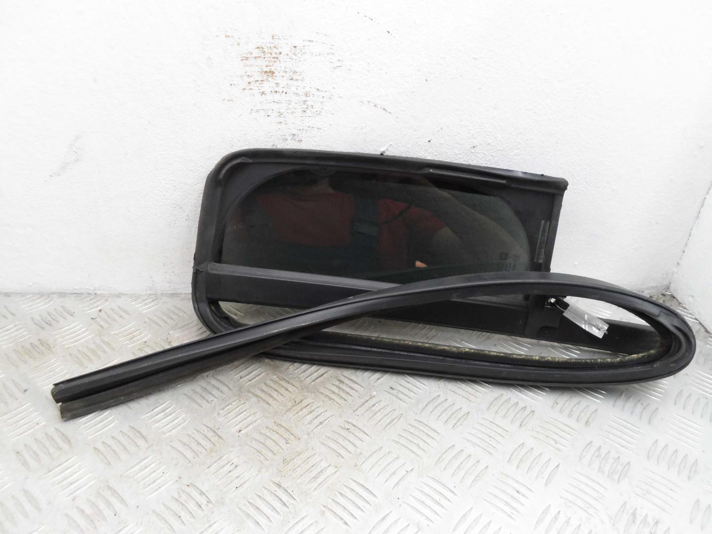 Стекло двери задней правой