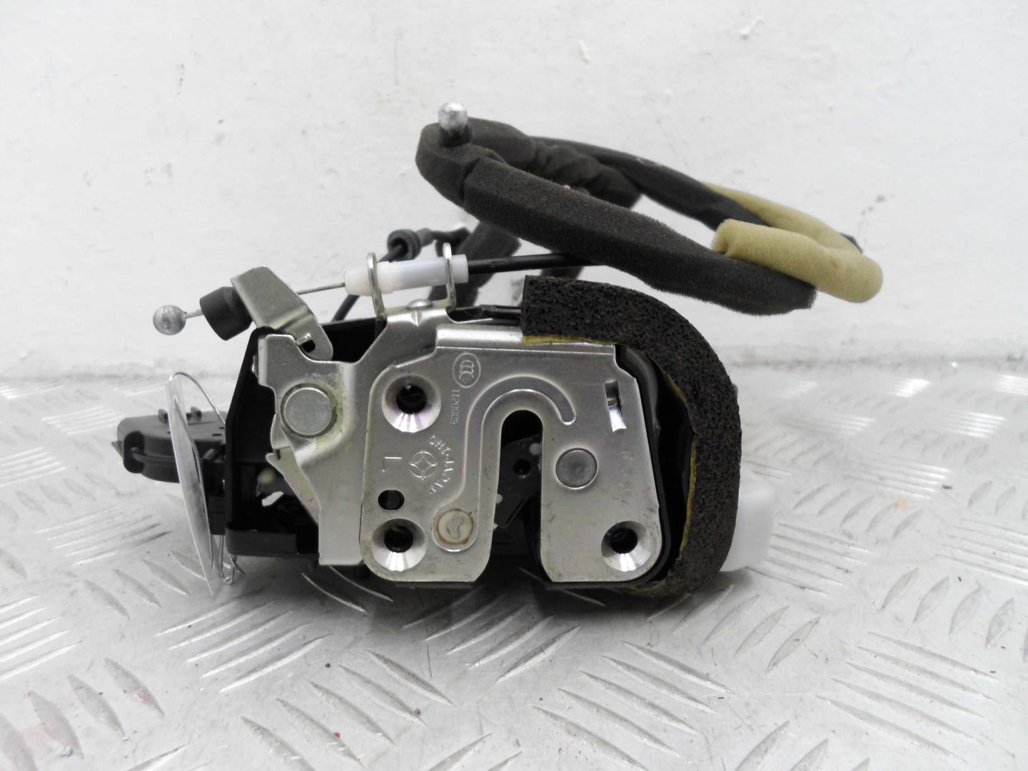 Замок двери задней левой