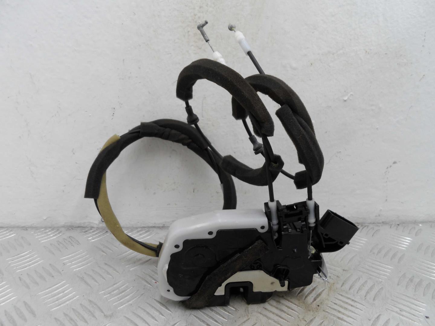 Замок двери задней левой