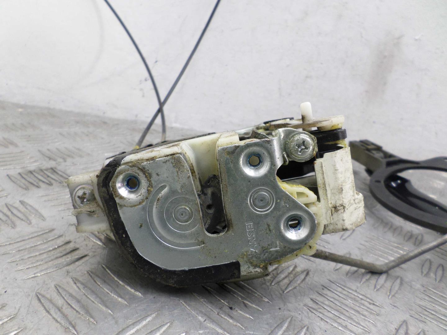 Замок двери задней левой