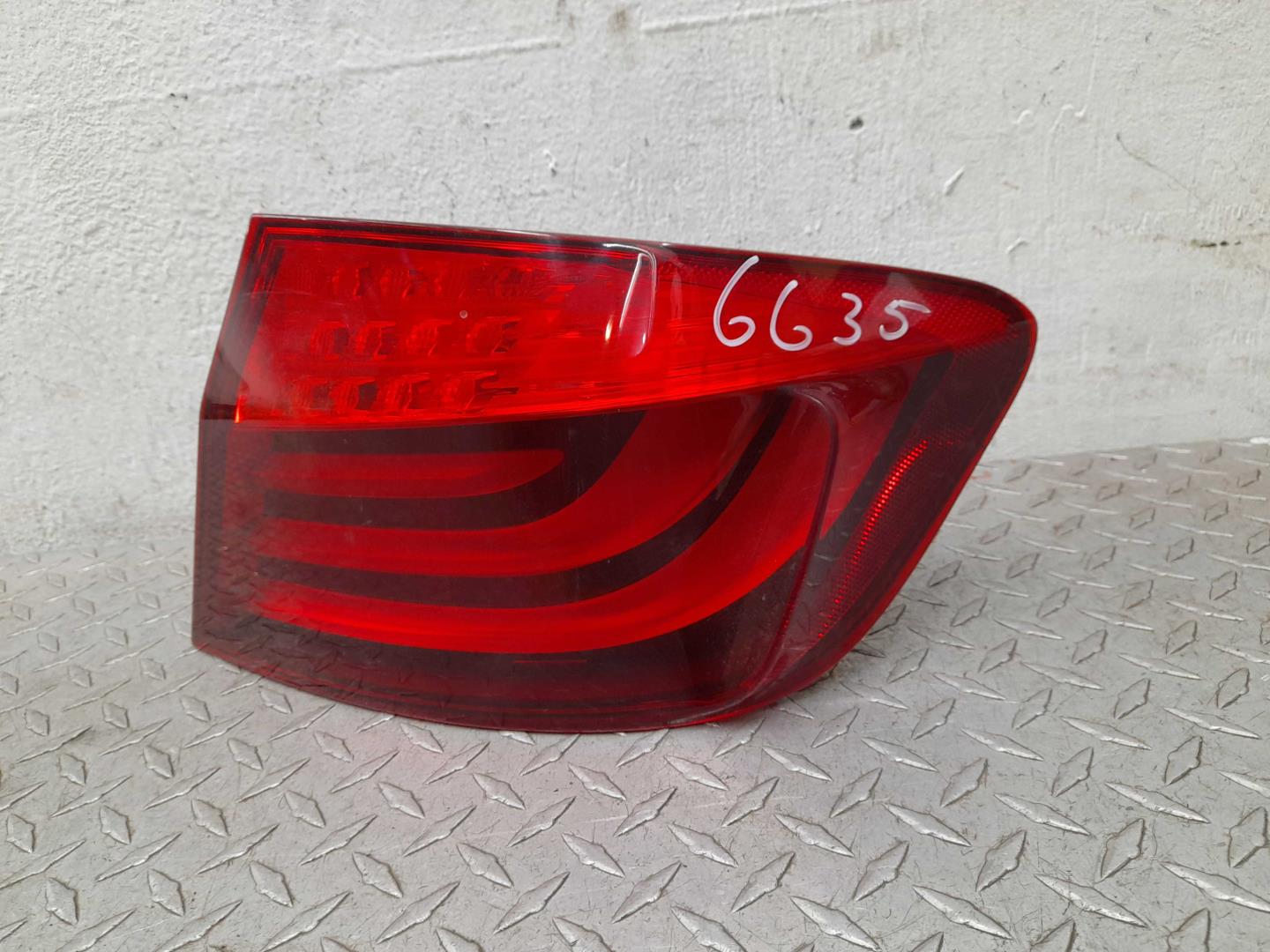 Фонарь задний наружный правый