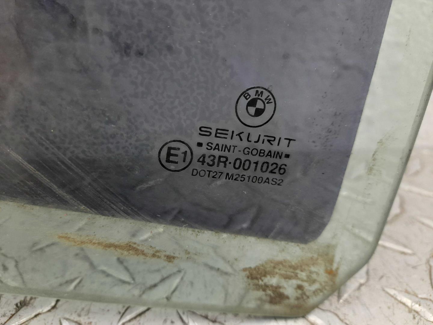 Стекло двери задней правой