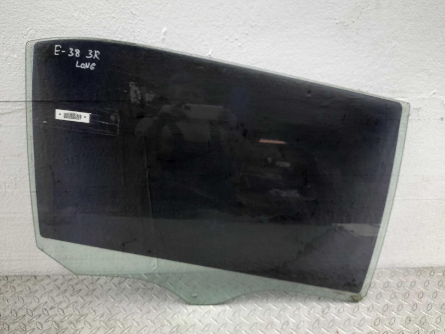 Стекло двери задней правой