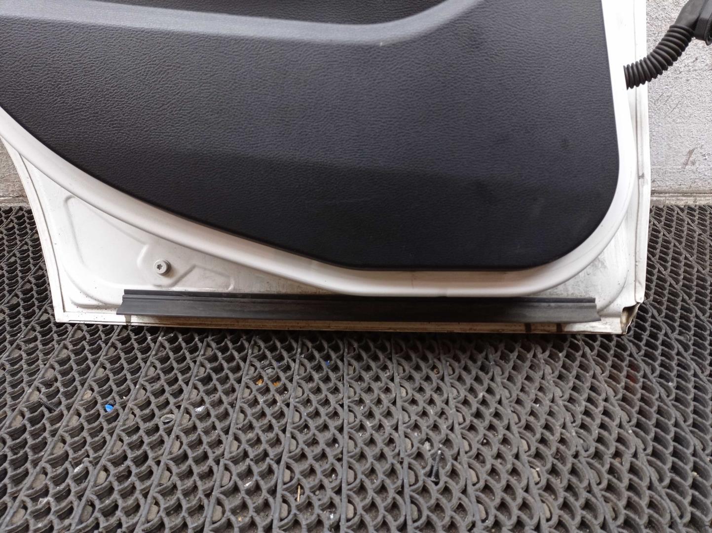 Стекло двери задней левой