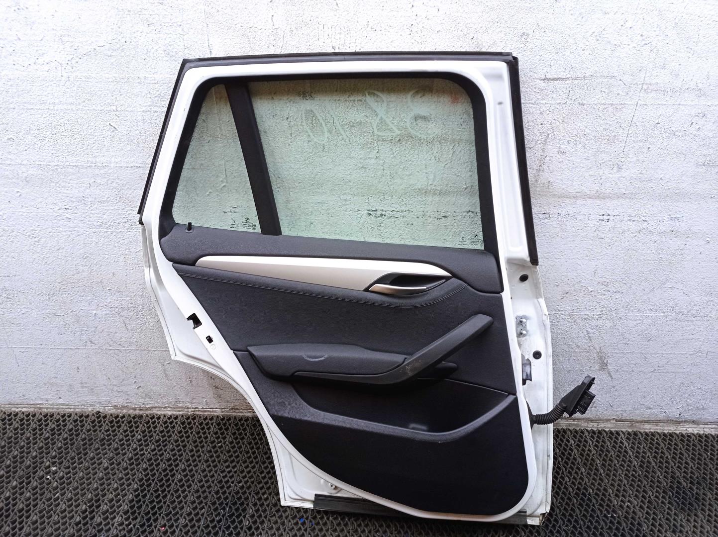 Стекло двери задней левой