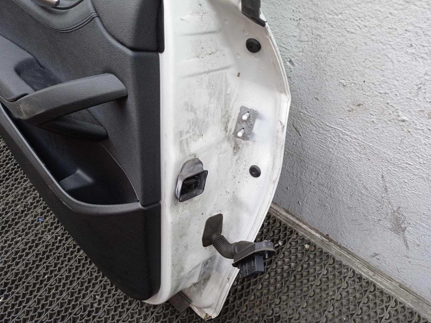 Стекло двери задней левой