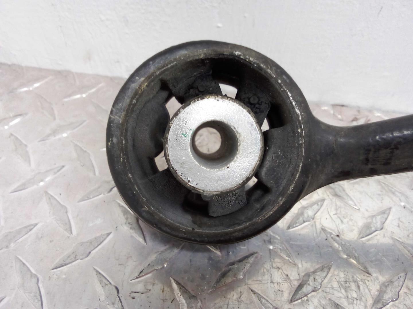 Рычаг передний нижний левый