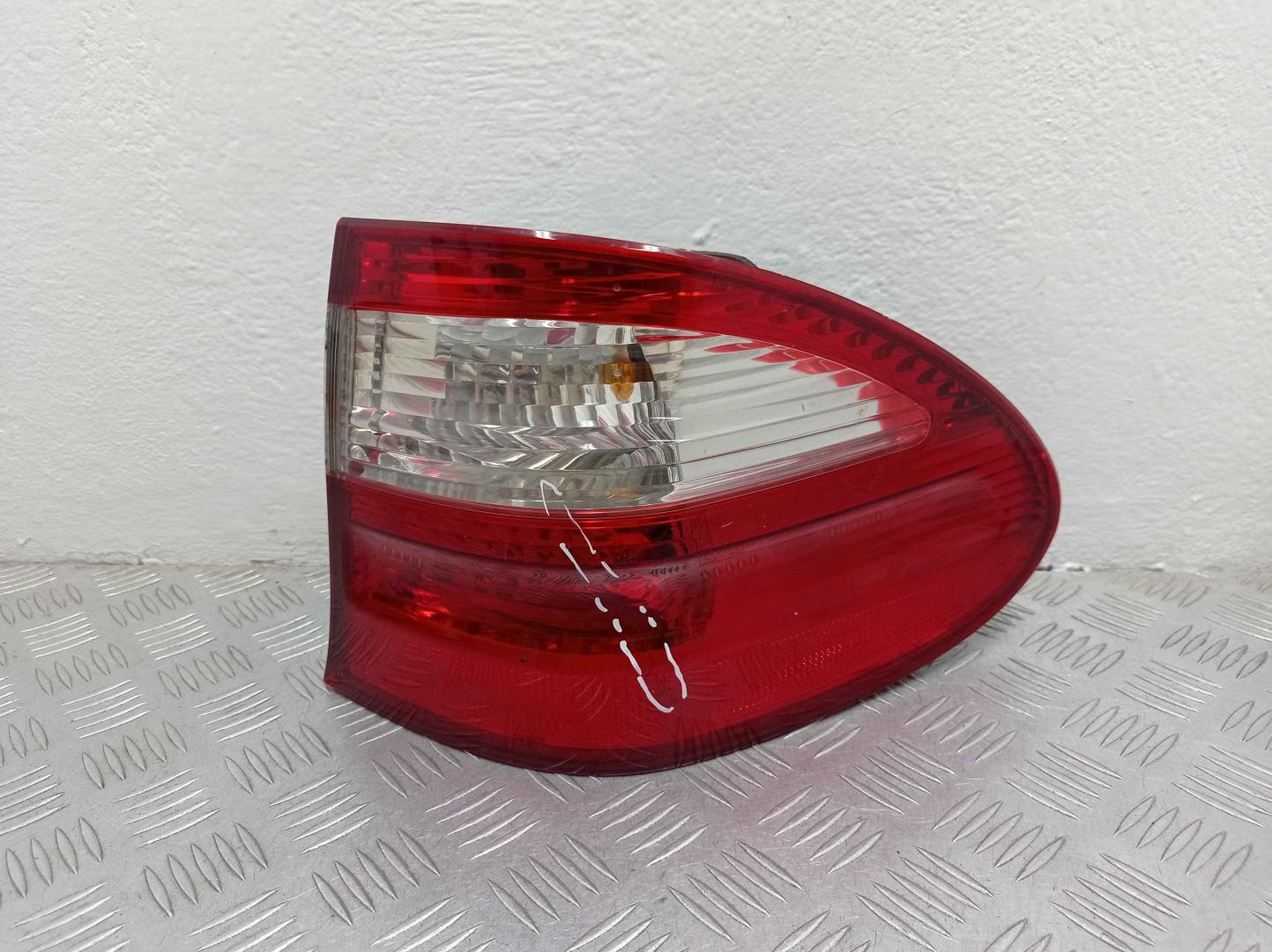 Фонарь задний наружный правый