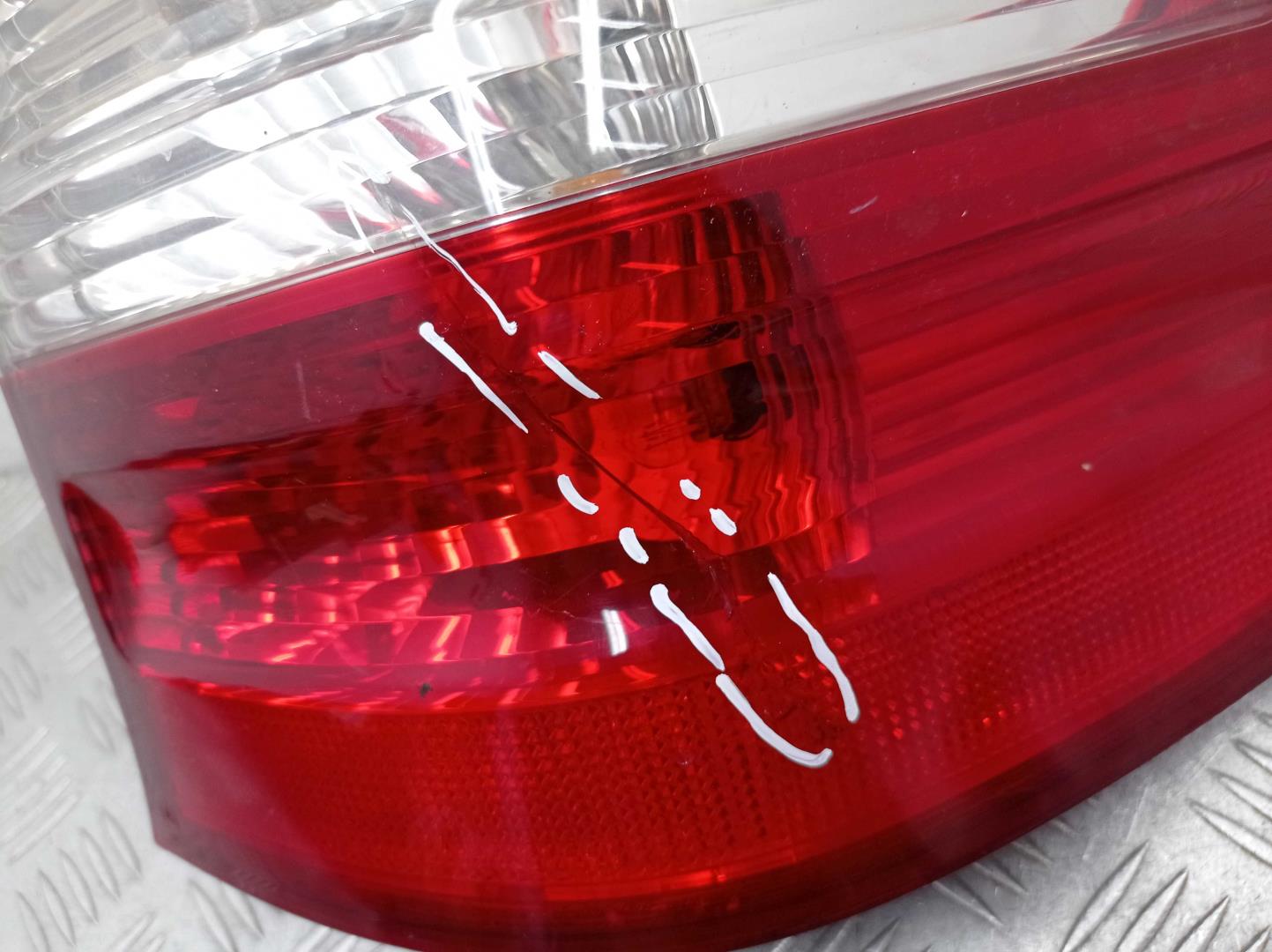 Фонарь задний наружный правый