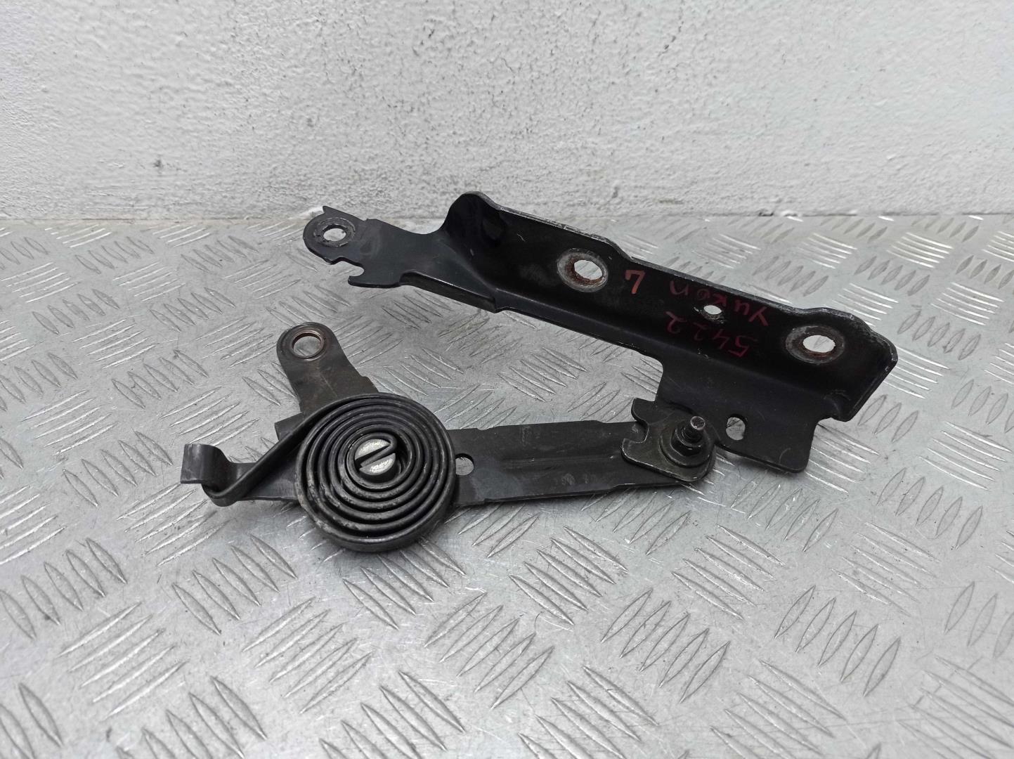 Петля капота левая