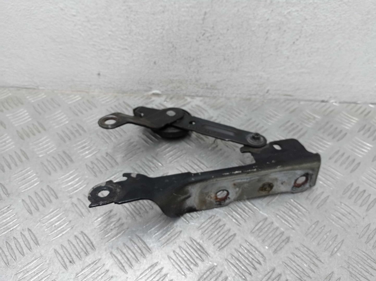 Петля капота левая