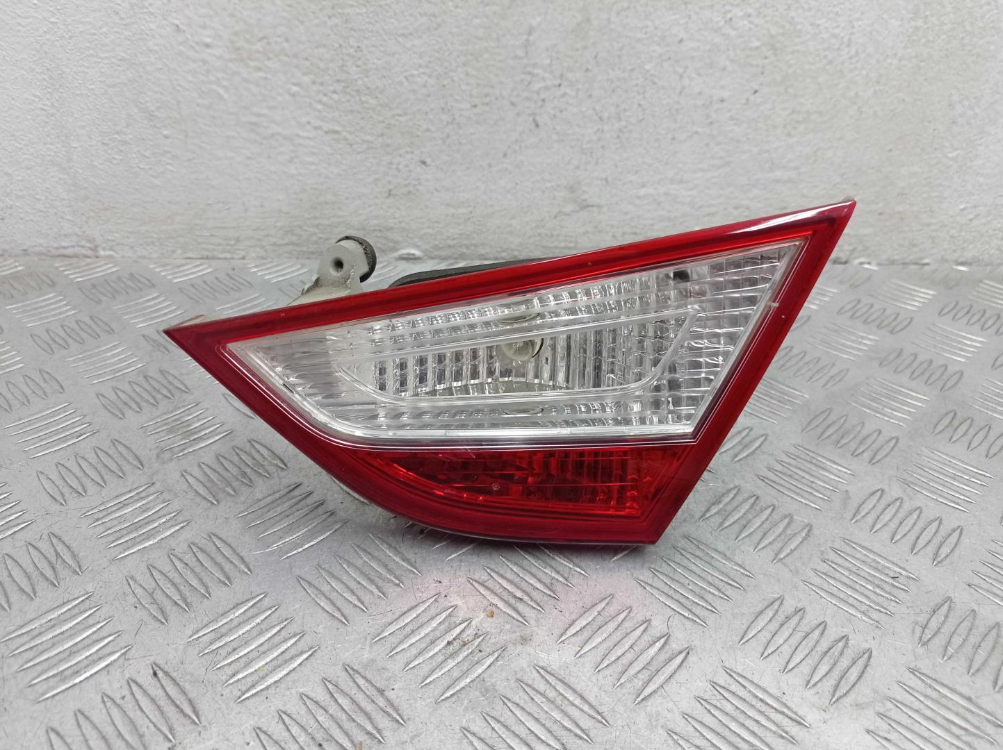 Фонарь задний внутренний правый