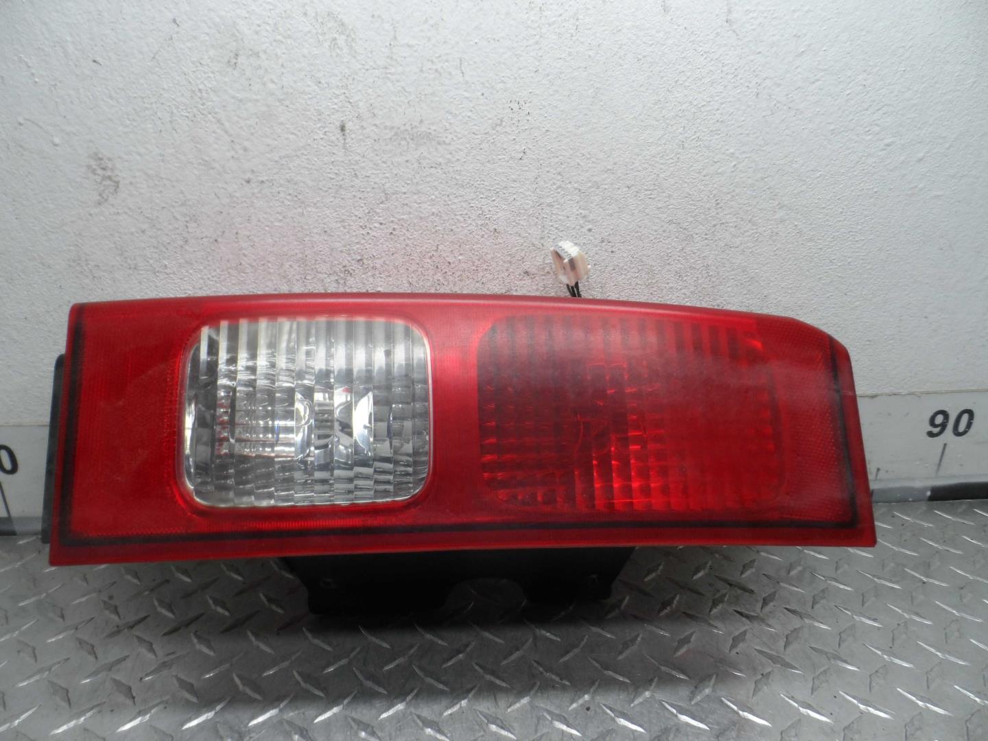 Фонарь задний наружный левый