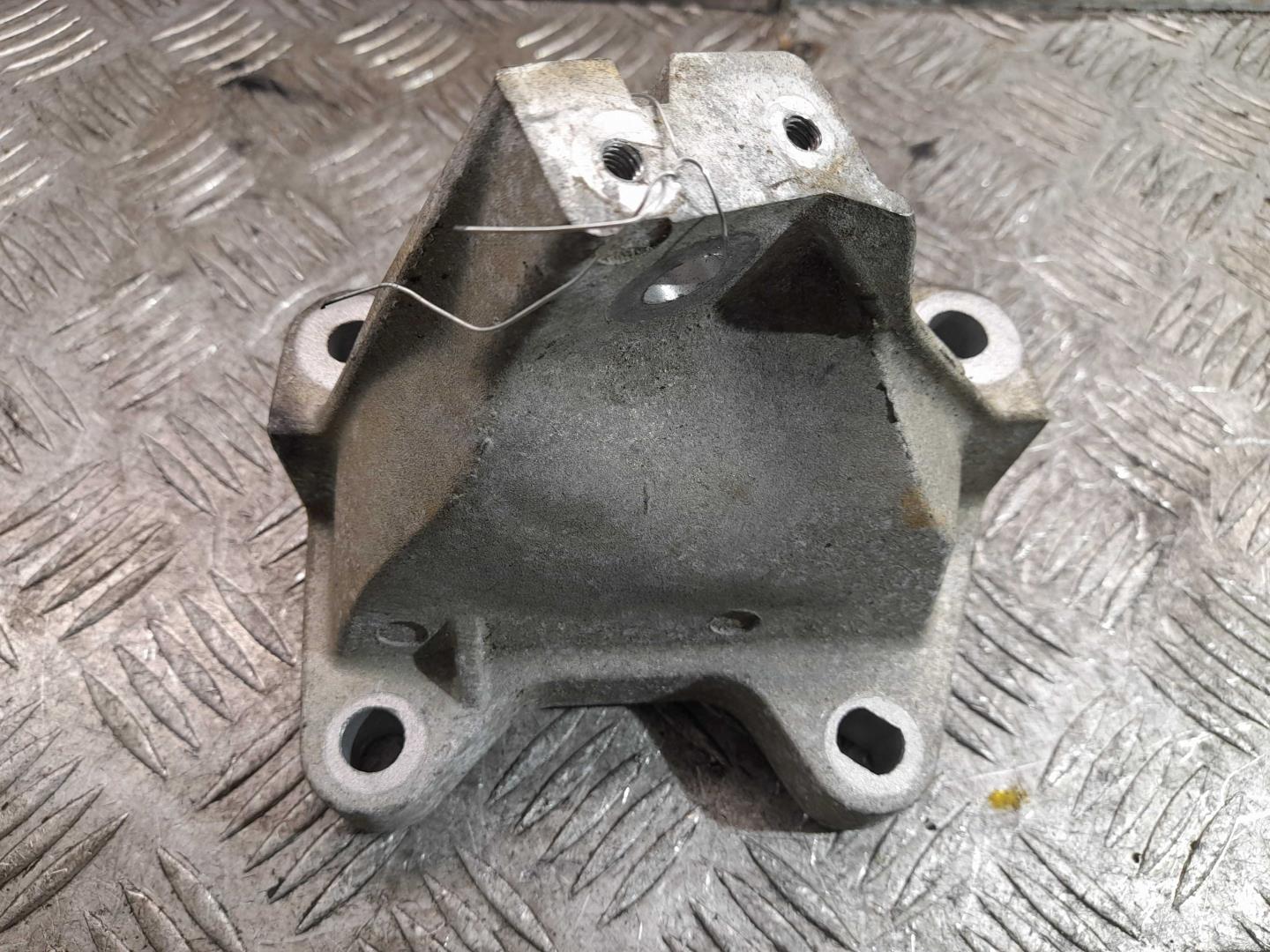 Кронштейн двигателя