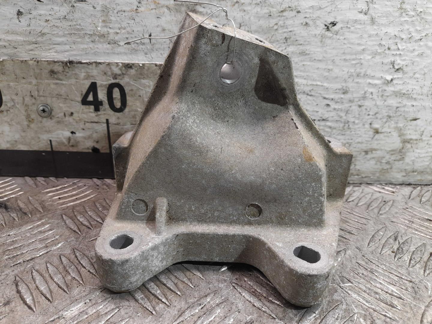 Кронштейн двигателя