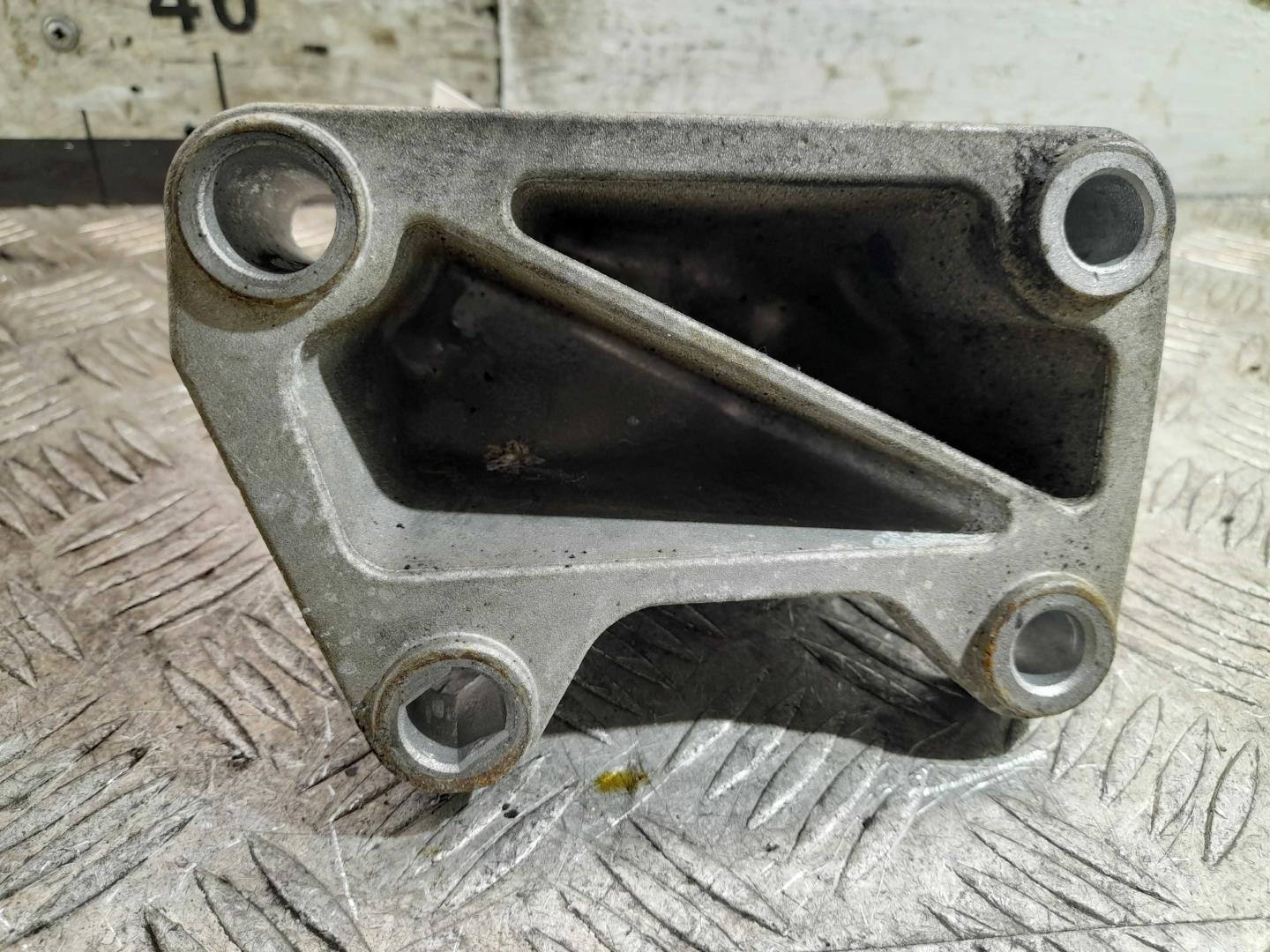 Кронштейн двигателя