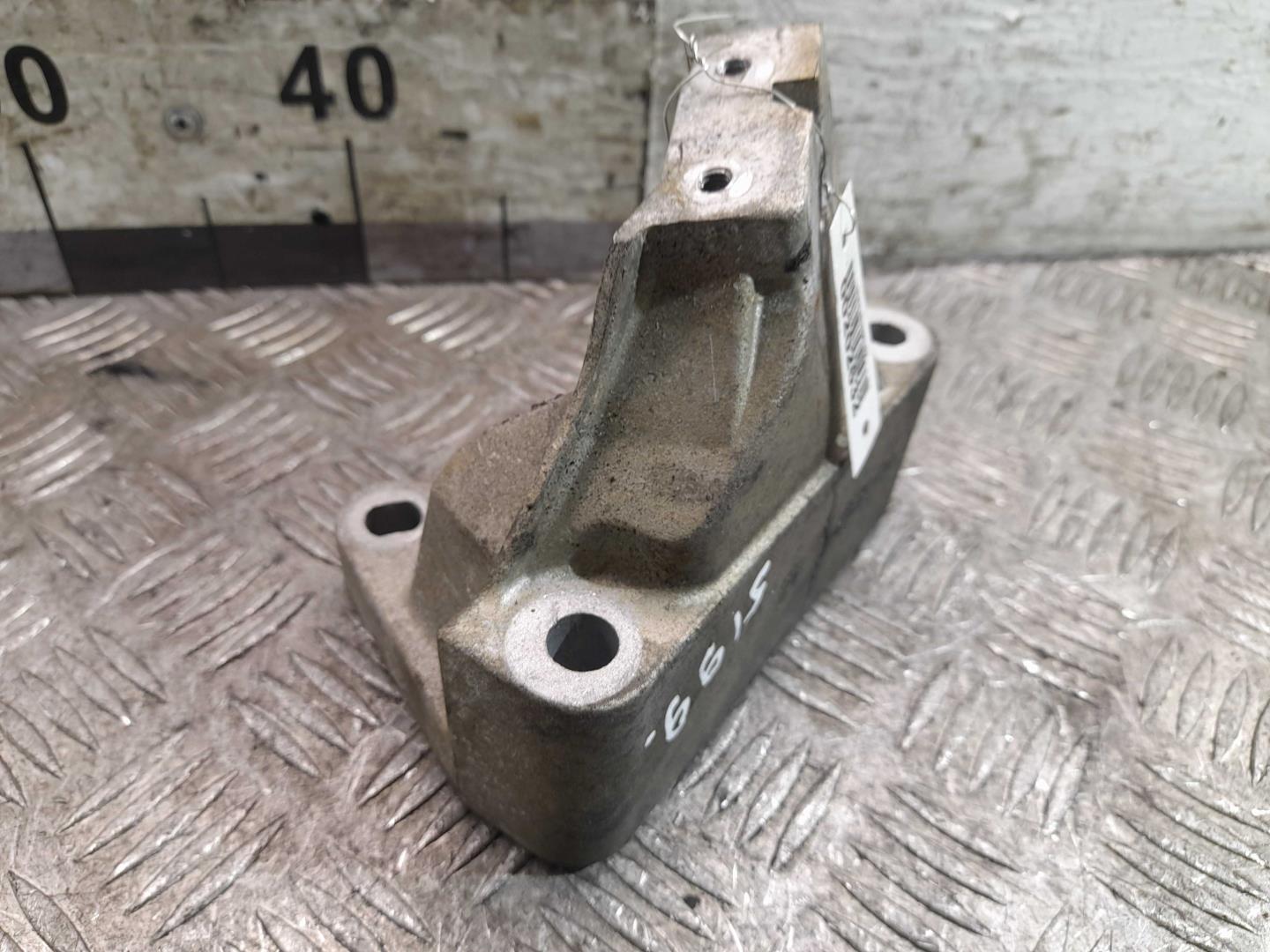 Кронштейн двигателя