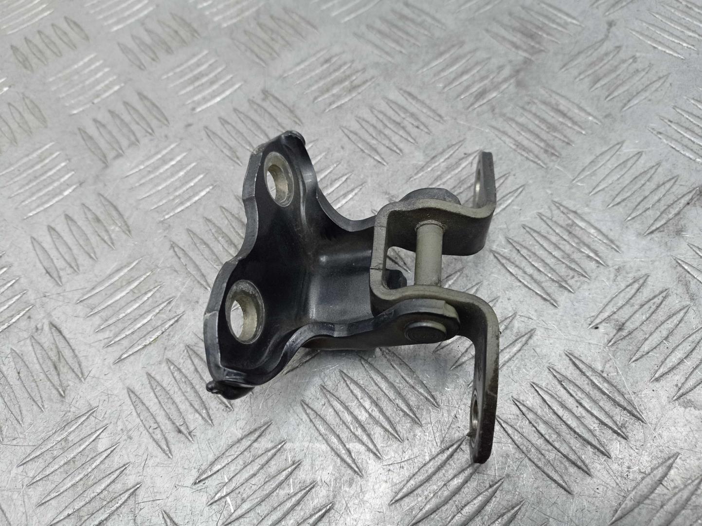 Петля двери