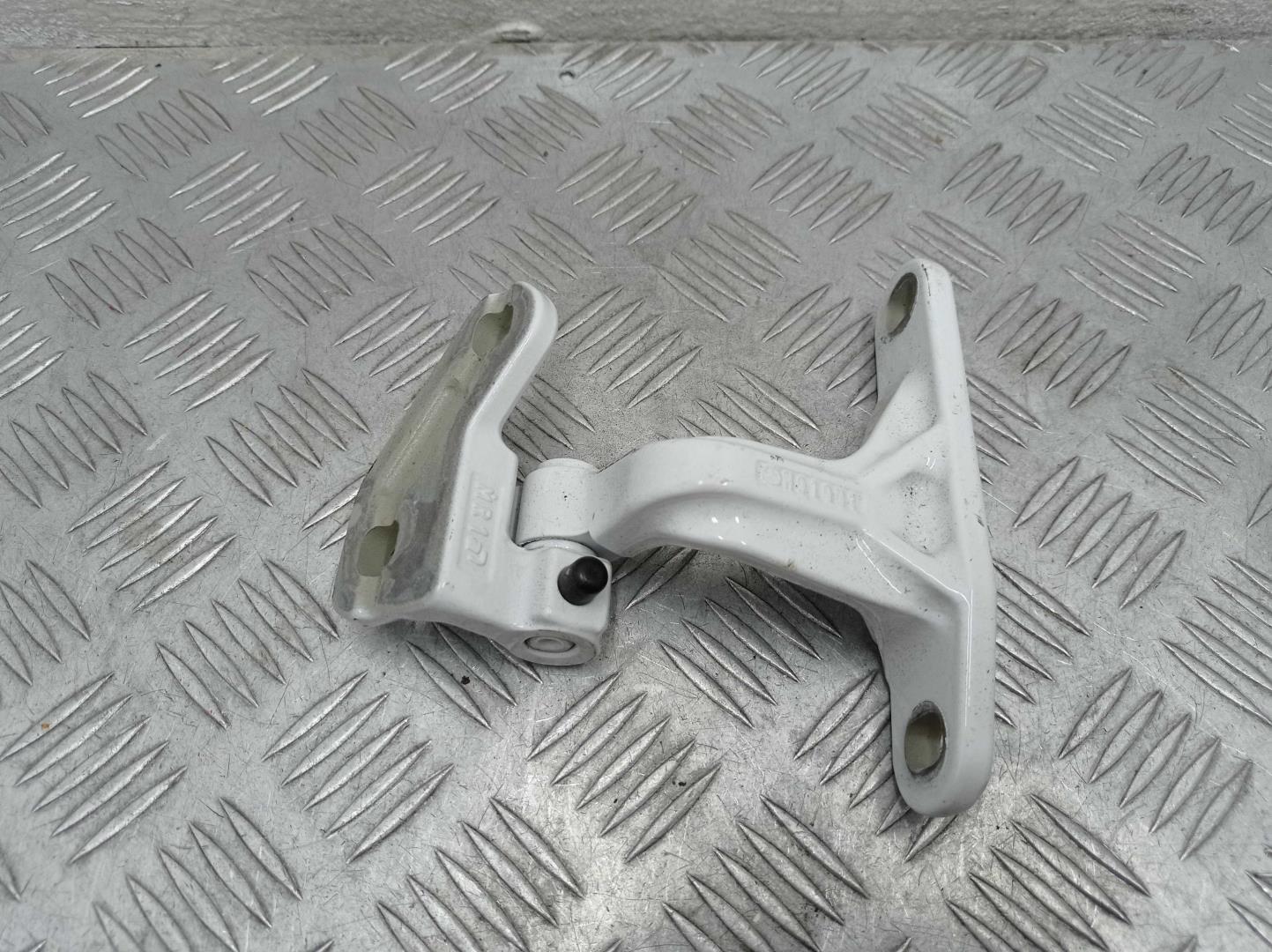 Петля двери передней