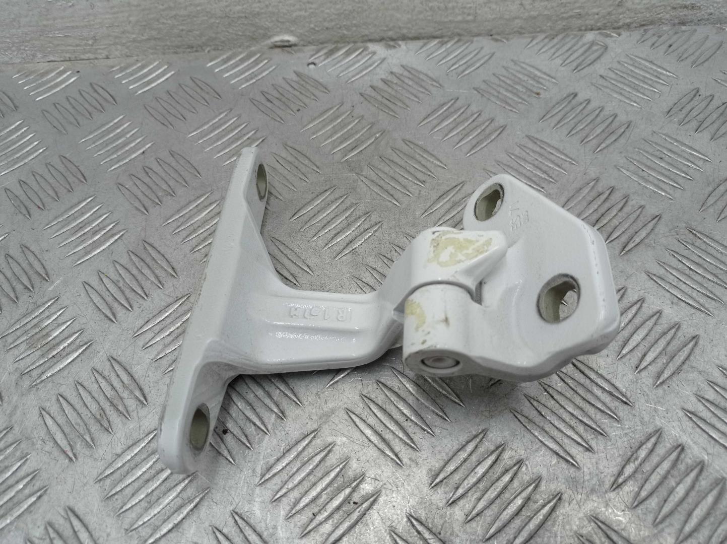 Петля двери передней