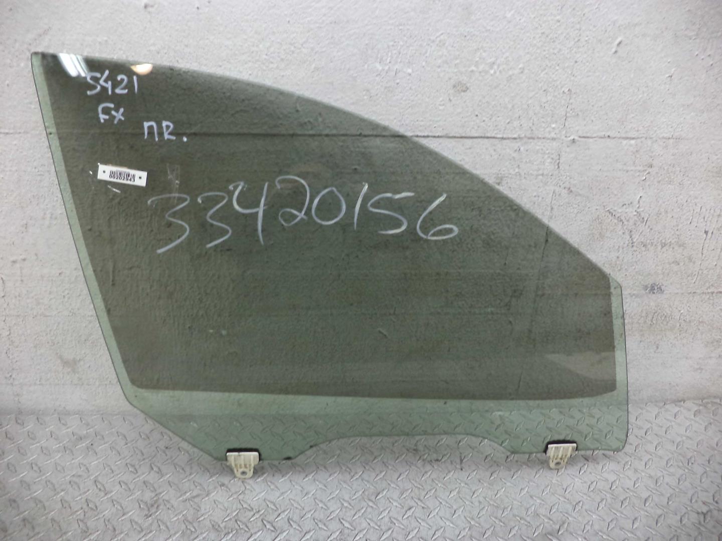 Стекло двери передней правой