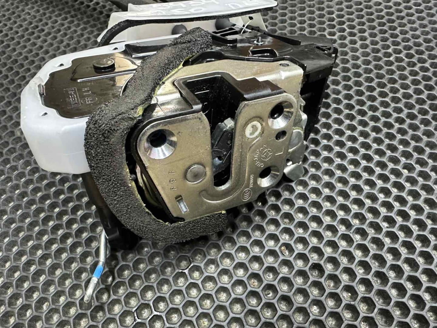 Замок двери передней левой