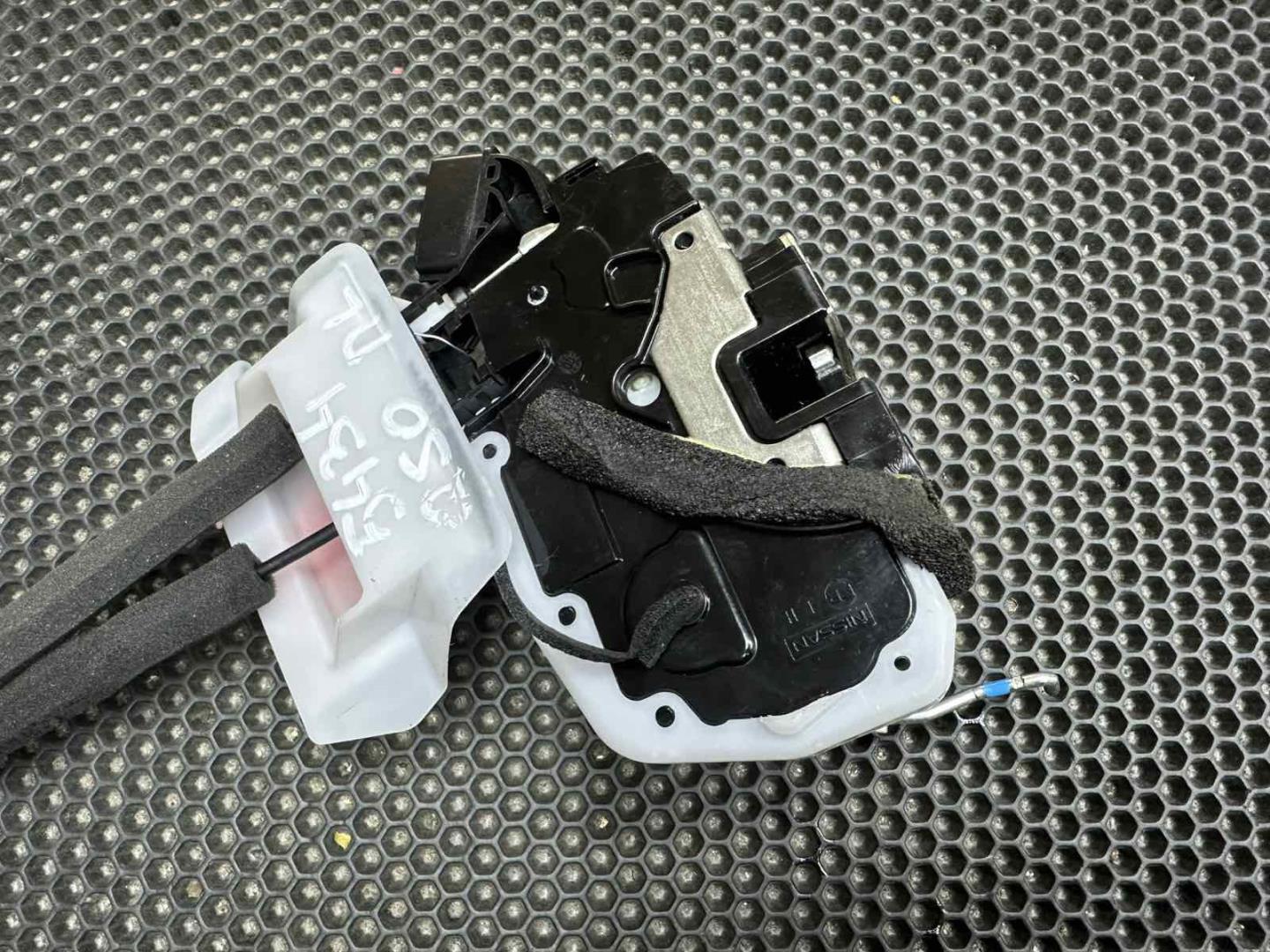 Замок двери передней левой