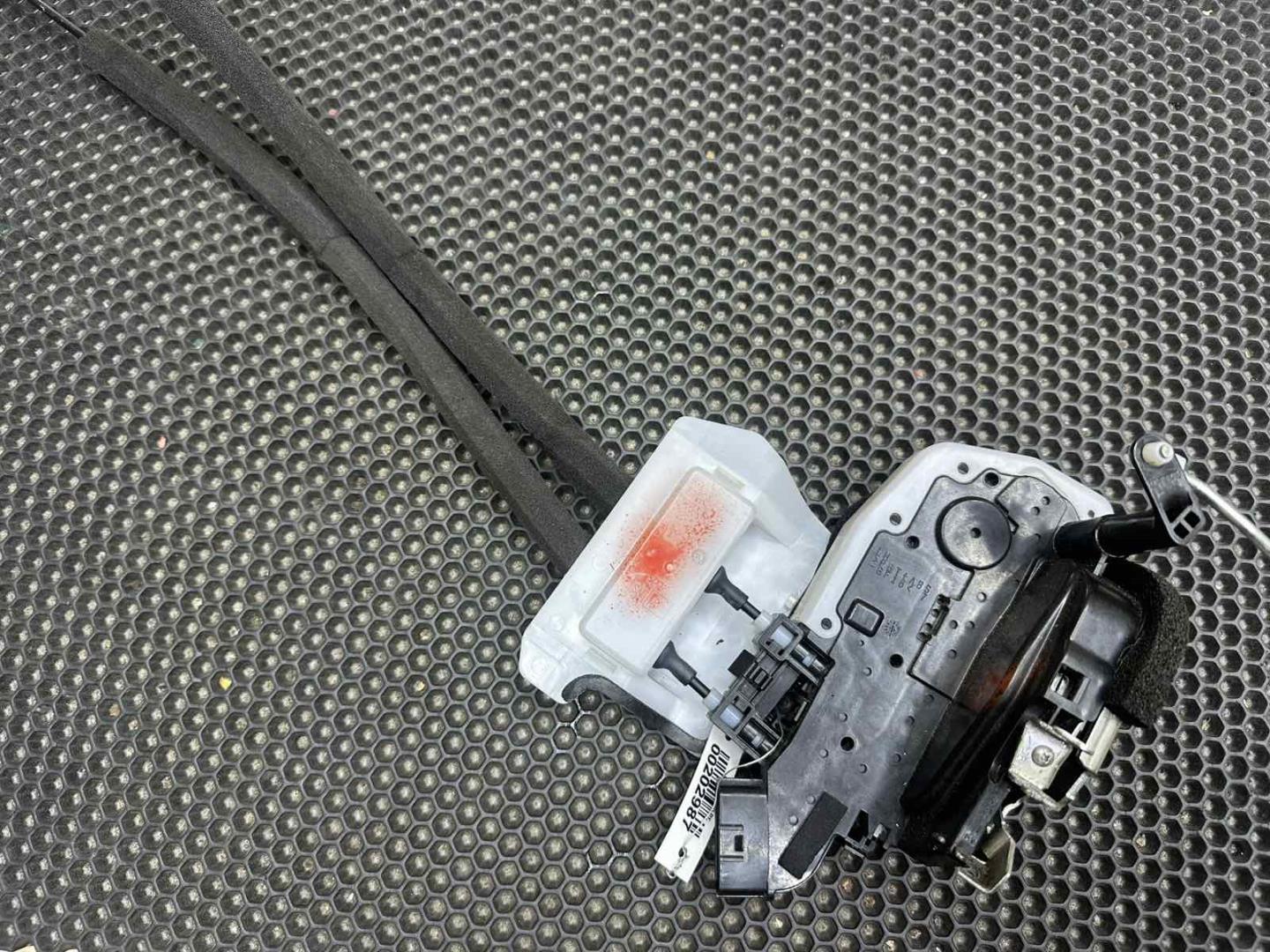 Замок двери передней левой