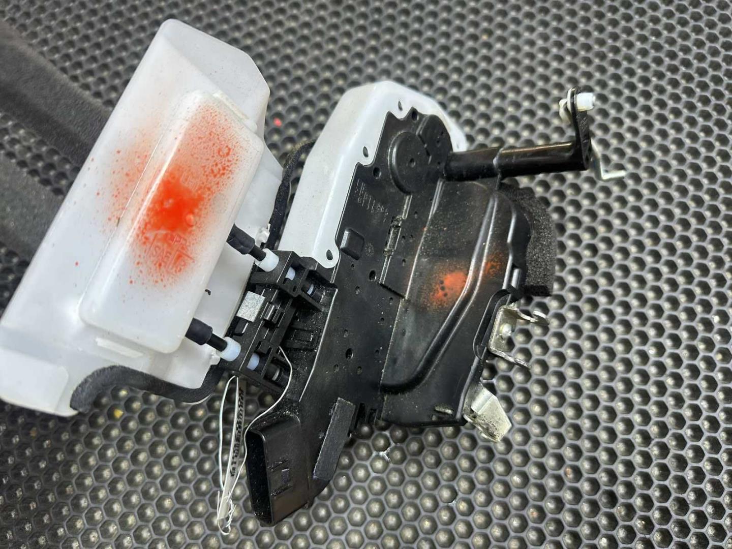 Замок двери передней левой