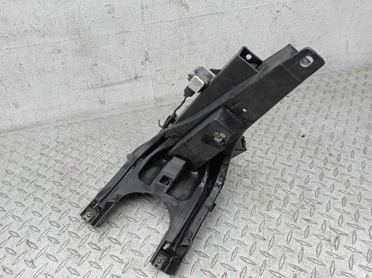 Кронштейн фар правый