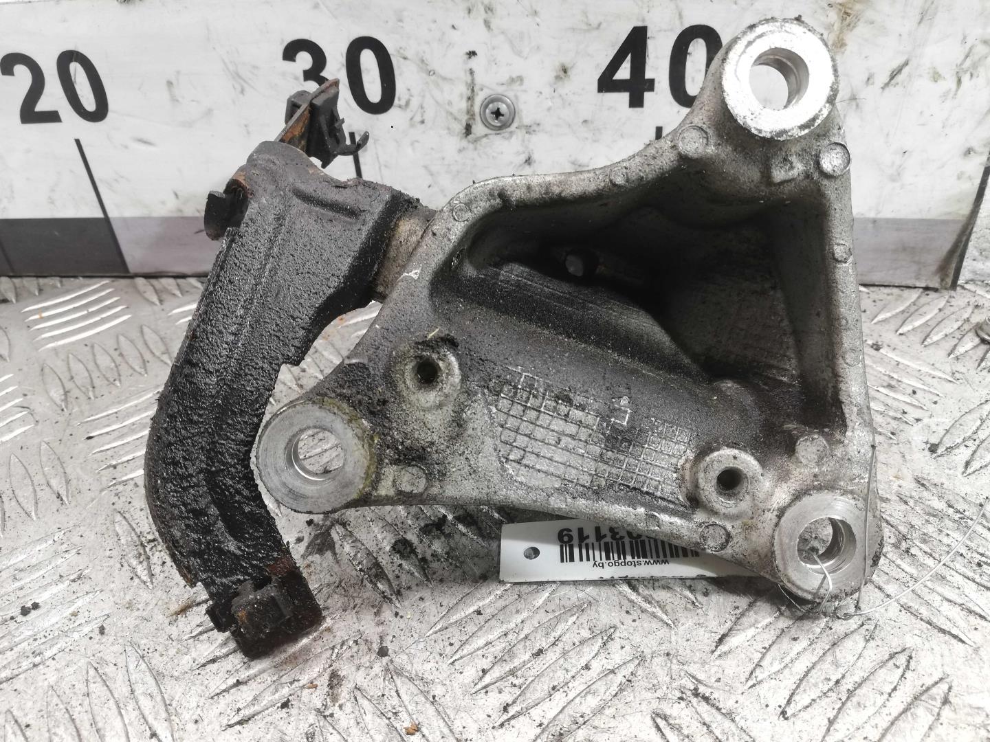 Кронштейн двигателя