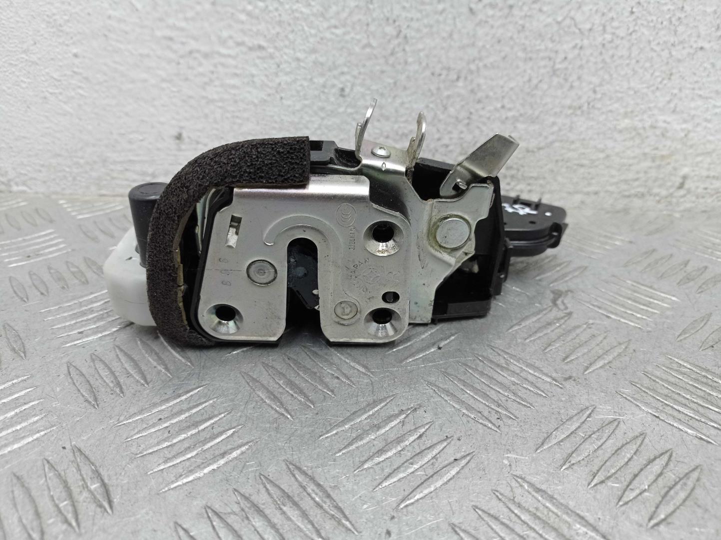 Замок двери передней правой